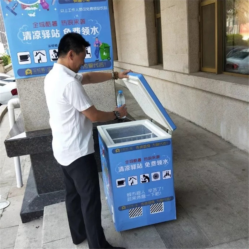 39度高温,沈阳街头惊现“免费冰柜”,看完...真为螳螂人骄傲！