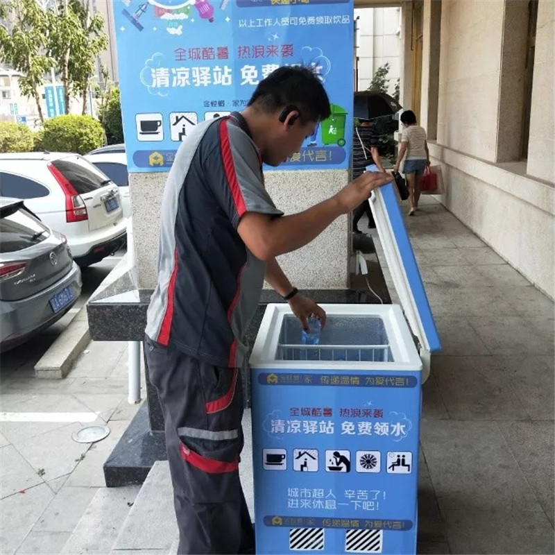 39度高温,沈阳街头惊现“免费冰柜”,看完...真为螳螂人骄傲！
