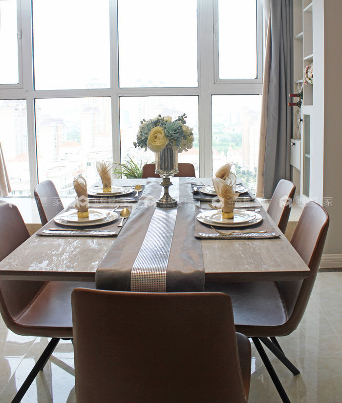 干净利落的现代风格,还有大大的落地窗-