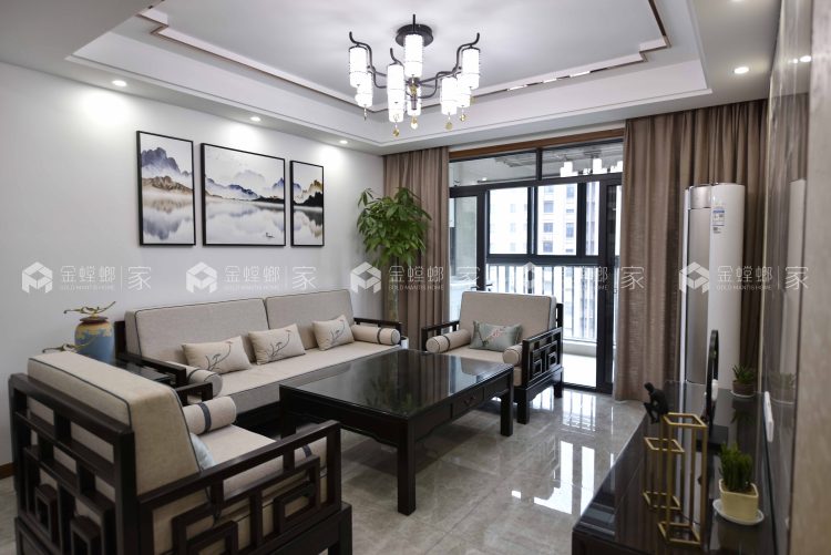 实拍：木质与金属的交融，沉稳雅致100平新中式风格-客厅效果图及设计说明